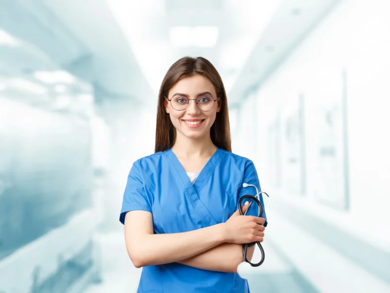 Enfermera sonriendo con estetoscopio en el pasillo de un hospital