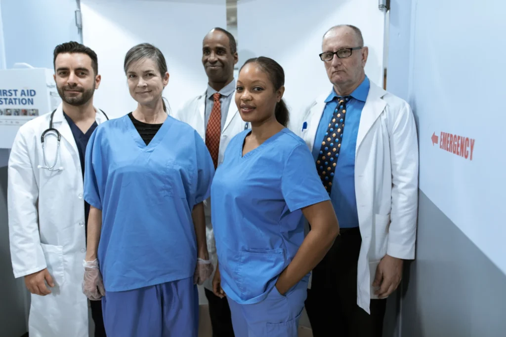 Equipo diverso de profesionales de enfermería con uniforme de hospital