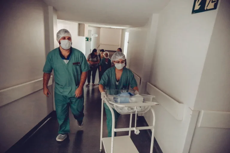 Equipo de enfermería en el pasillo de un hospital