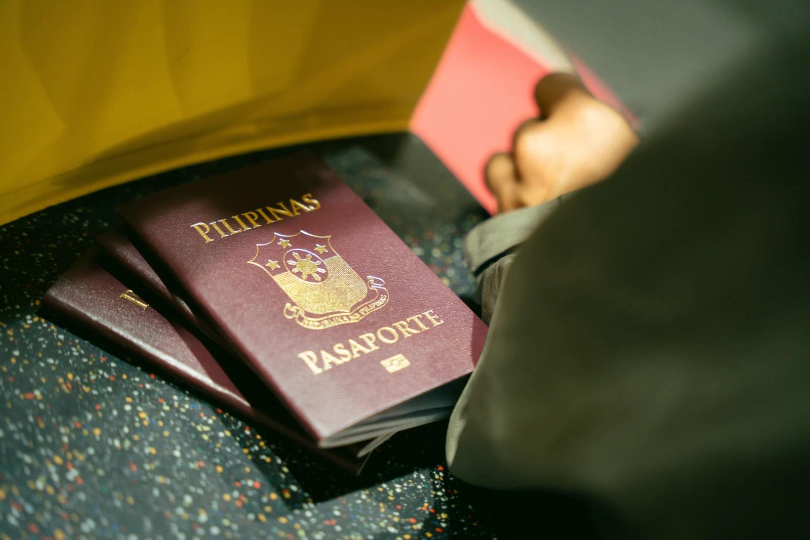 Pasaportes y documentos de identidad listos para un trámite internacional